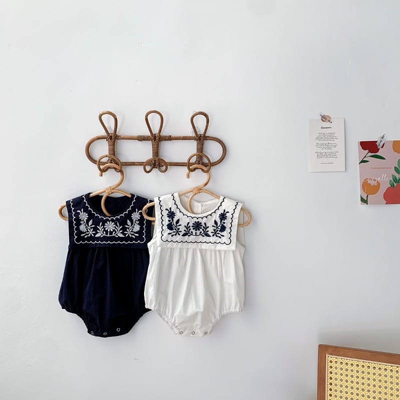 【BABY】フラワー刺繍セーラーカラーノースリーブロンパース