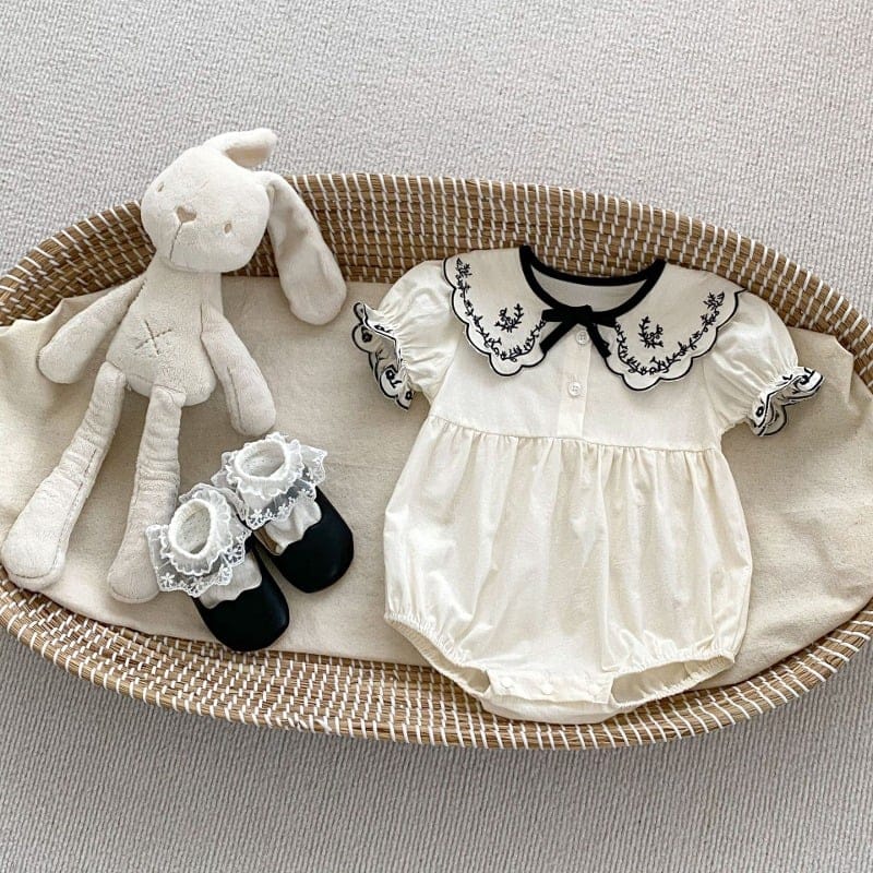 【BABY】フラワー刺繍襟リボン半袖ボディスーツ