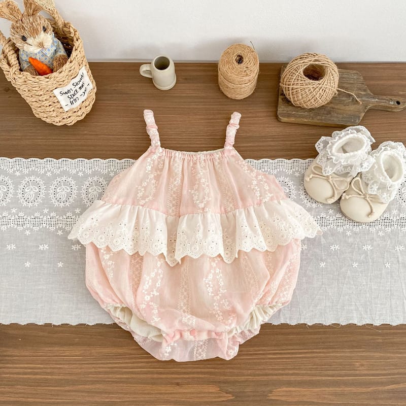 【BABY】サクラ刺繍レースフリルキャミソールボディスーツ