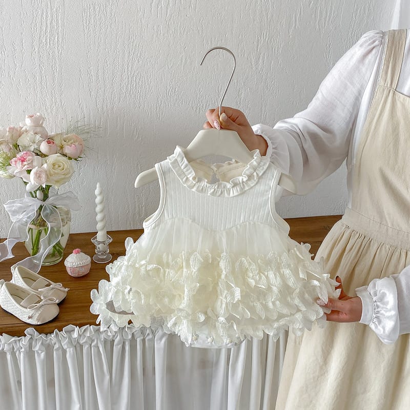 【BABY】フリル襟チュール花びらノースリーブロンパース
