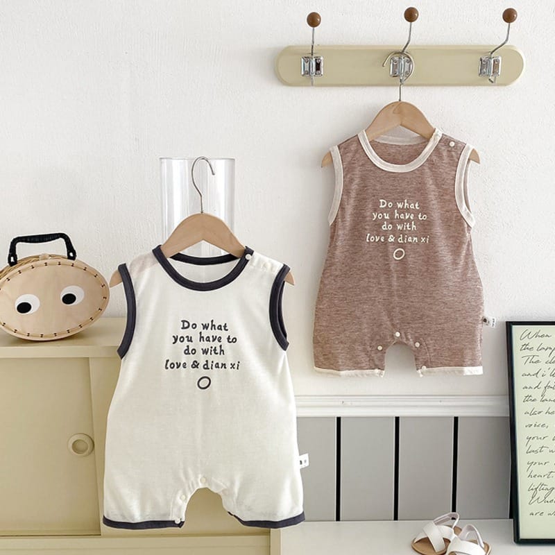 【BABY】英字ロゴレタリングノースリーブロンパース