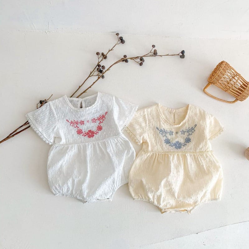 【BABY】小花刺繍フリルスリーブ半袖ロンパース