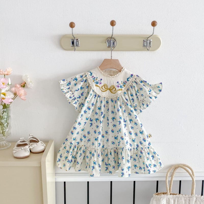 【BABY】ゴールドリボン刺繍小花柄フリルワンピース