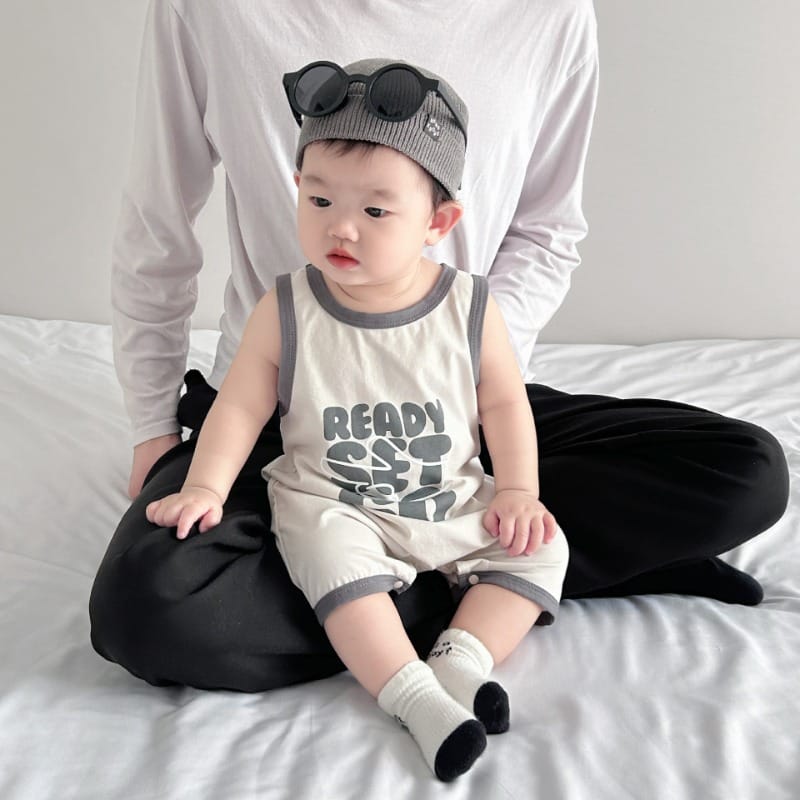【BABY】READYロゴ配色ノースリーブロンパース