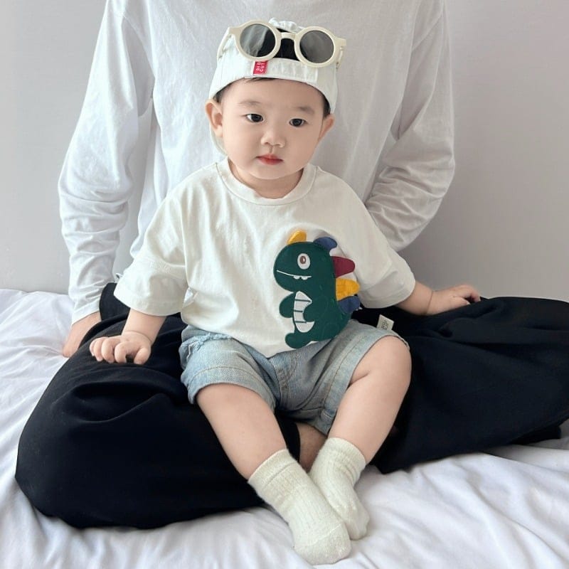 恐竜モチーフ刺繍入りカラフル半袖Tシャツ
