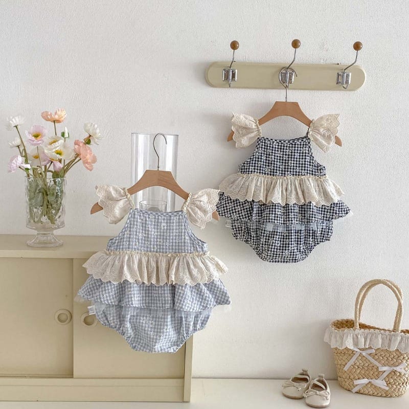 【BABY】チェックフリルレースノースリーブロンパース