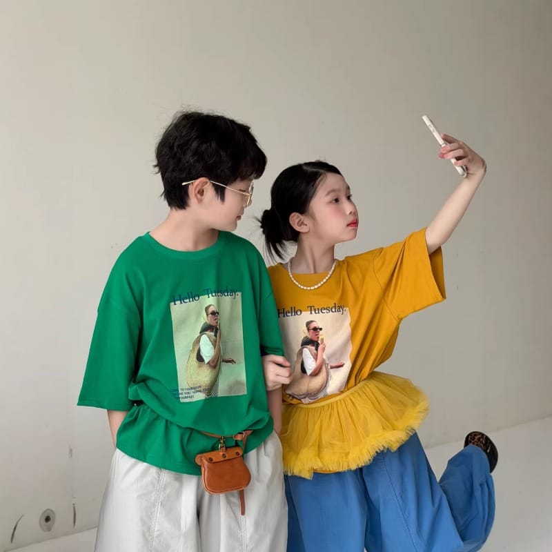 【KID】ハローチューズデイ英字ロゴフォトプリント半袖Tシャツ