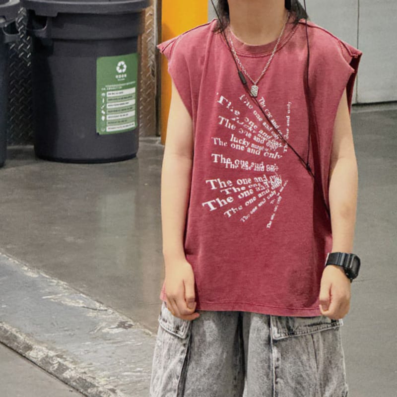 【KID】レッド英字ロゴプリントノースリーブTシャツ