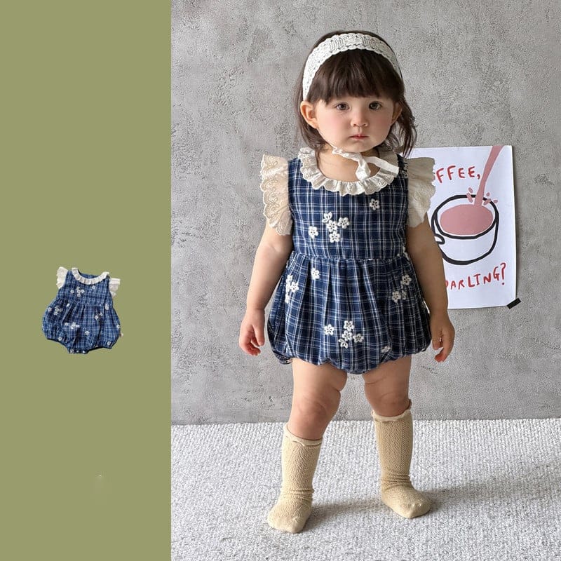 【BABY】チェックフラワー刺繍フリル袖ロンパース