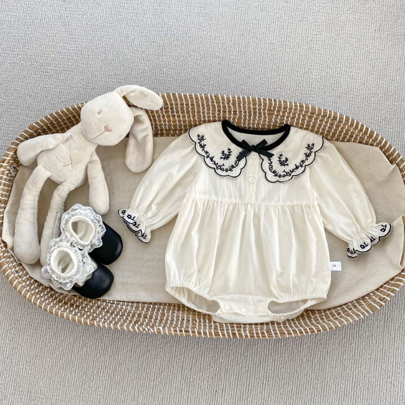 【BABY】フラワー刺繍丸襟リボン付き長袖ロンパース