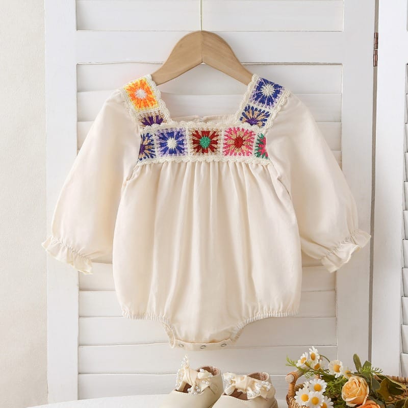 【BABY】クロシェフラワーフリル長袖ロンパース