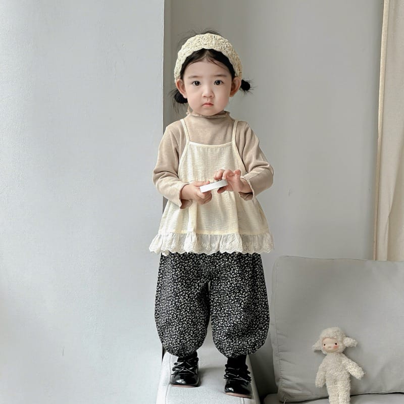 レースフリルベスト長袖Tシャツ小花柄パンツセット