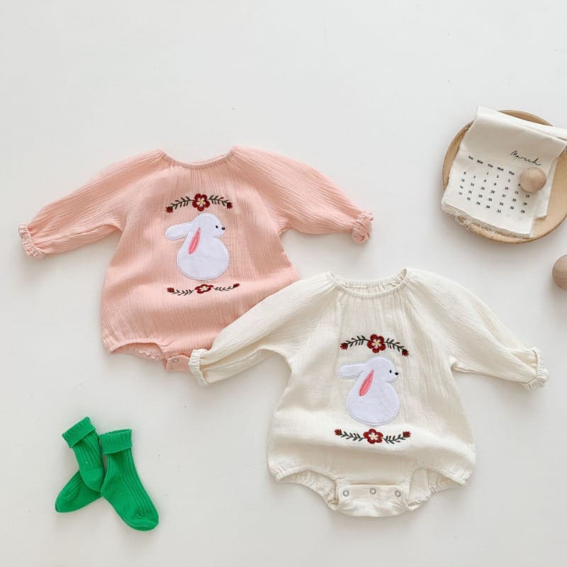 【BABY】うさぎフラワー刺繍デザイン長袖ロンパース
