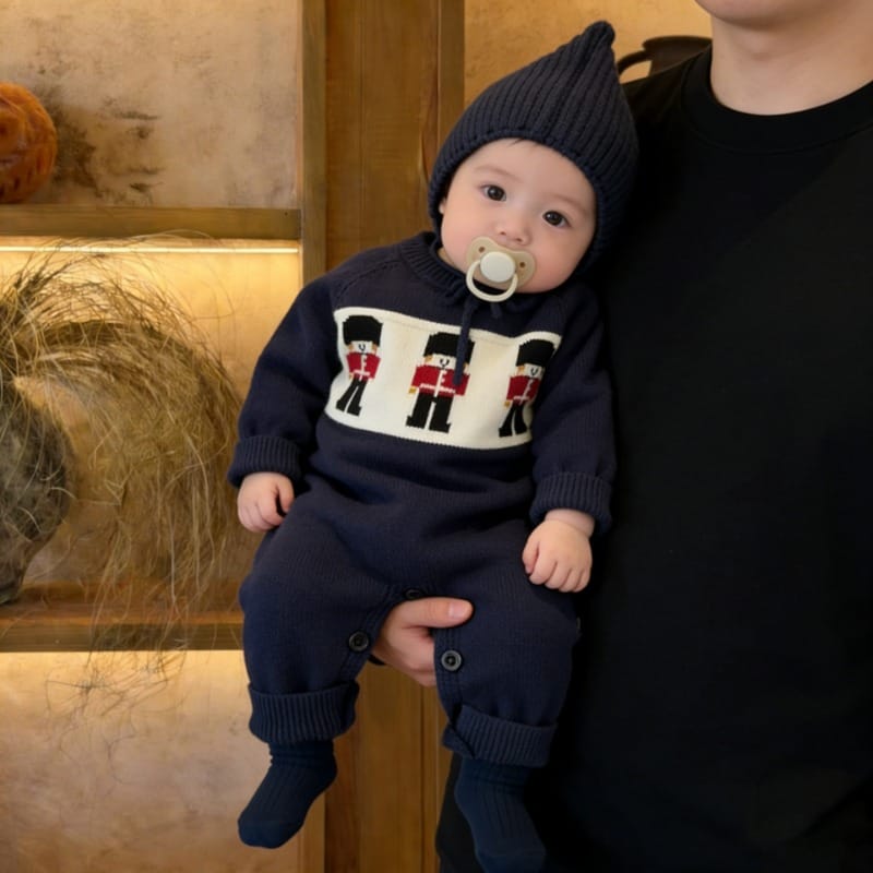【BABY】ミニ兵隊さん刺繍モチーフ長袖ニットロンパース