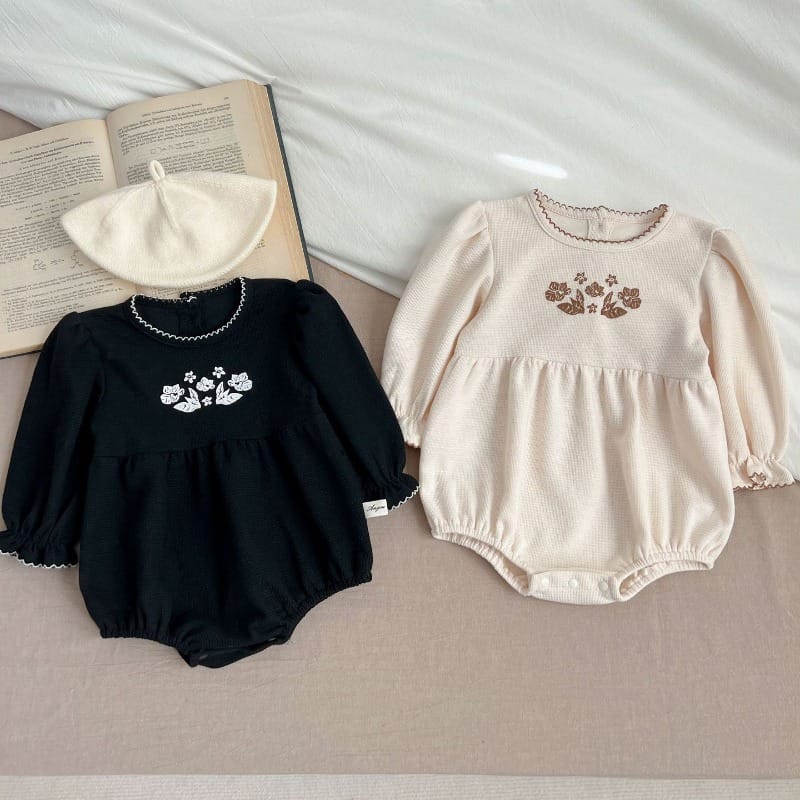 ナチュラルフラワー刺繍フリル長袖ロンパース