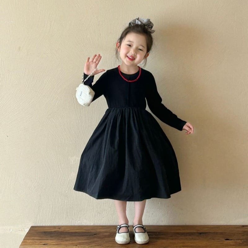 【KID】ブラックシンプル長袖フレアワンピース