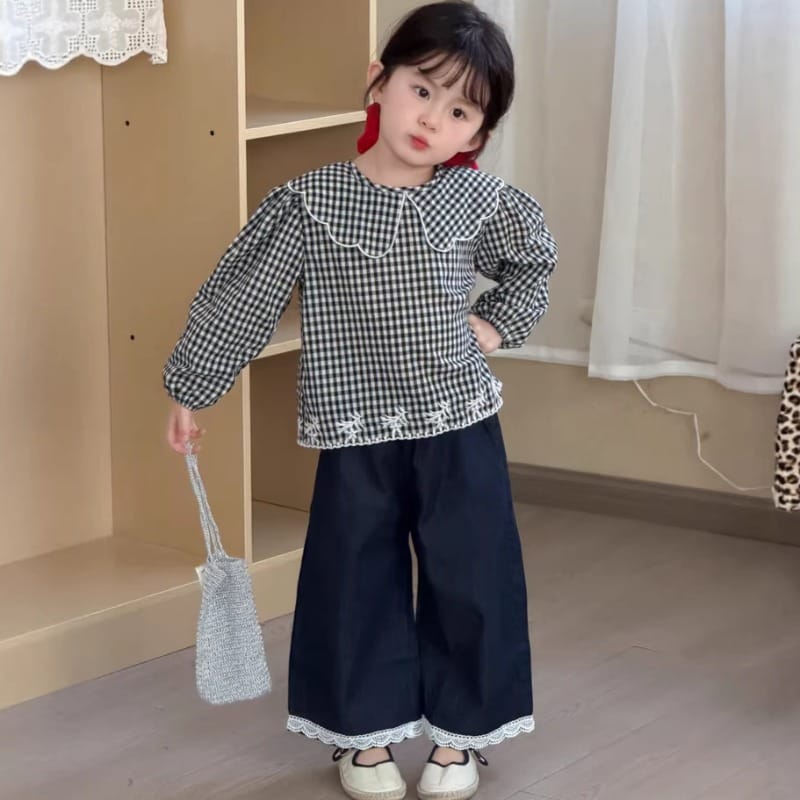 ブラックチェック裾刺しゅう丸襟長袖ブラウス