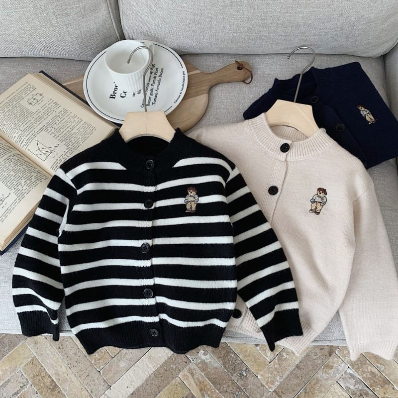 くまワンポイント刺繍入りニットカーディガン