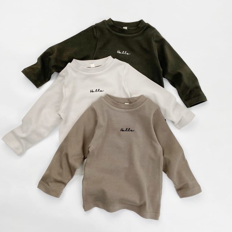 helloレタリングモックネック長袖Tシャツ
