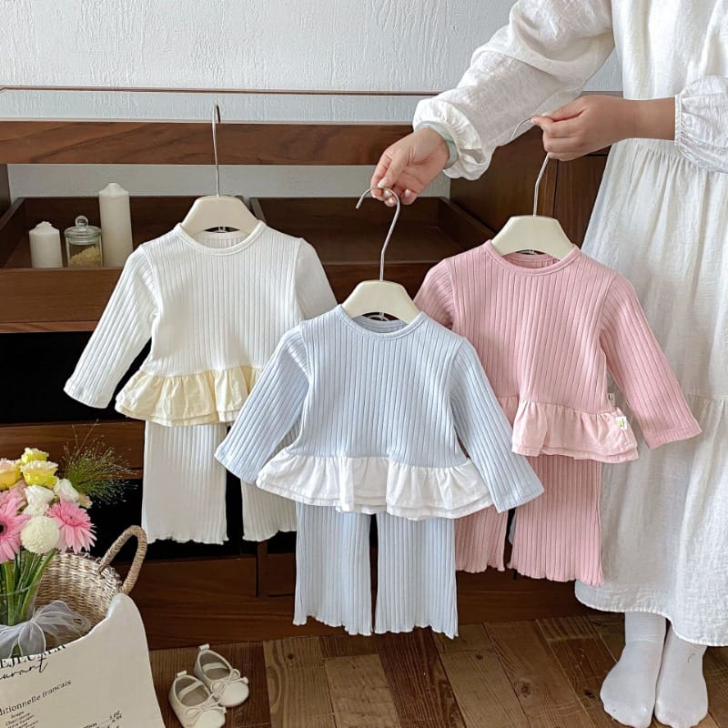 ベイルリリーフリルリブ長袖Tシャツパンツセットアップ