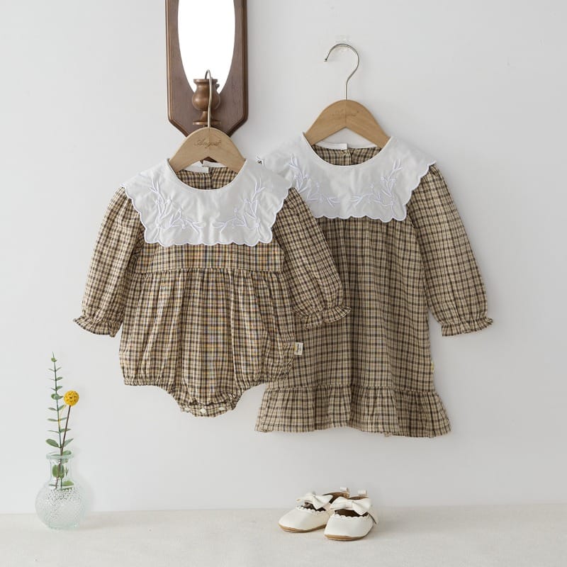 【BABY】タミチェック刺繍ビッグカラーロンパース