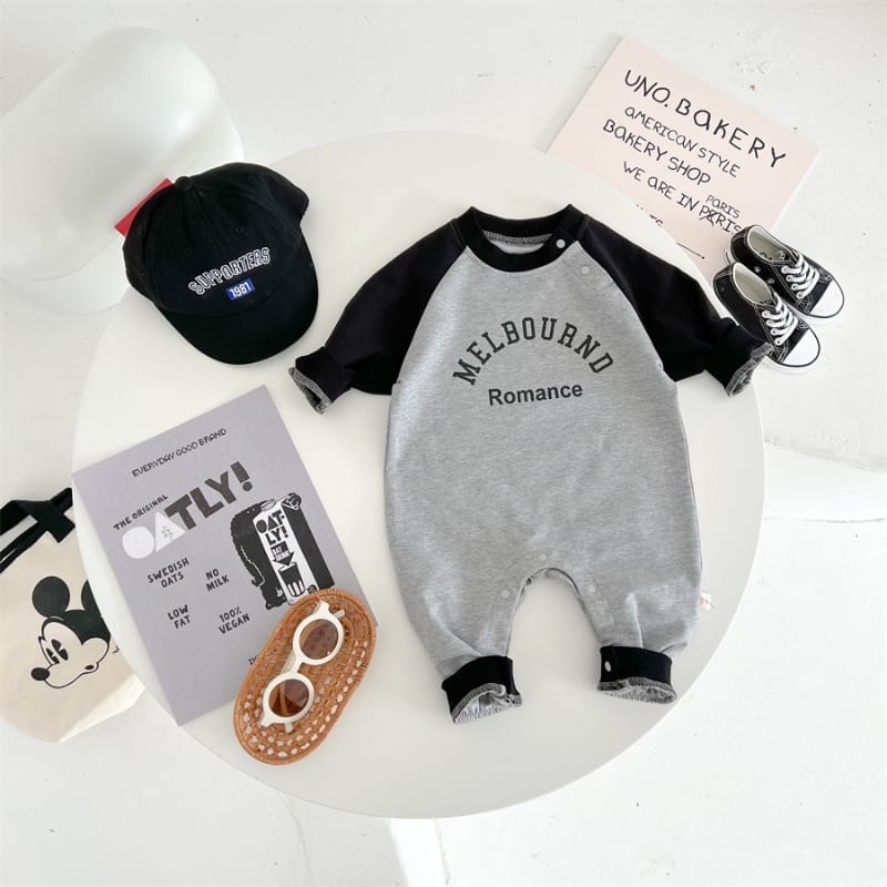 【BABY】ロマンス配色ラグラン英字ロゴロンパース