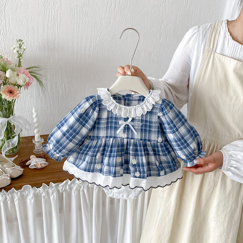 【BABY】ブルーチェックフラワー刺繍レース襟ロンパース