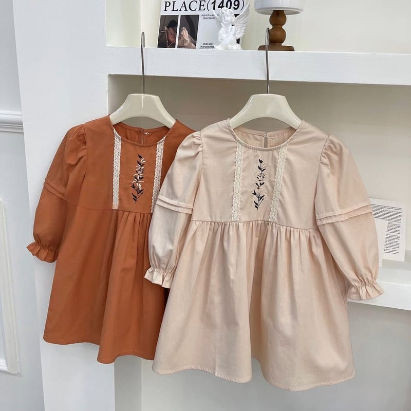 胸元フラワー刺繍レース長袖ワンピース