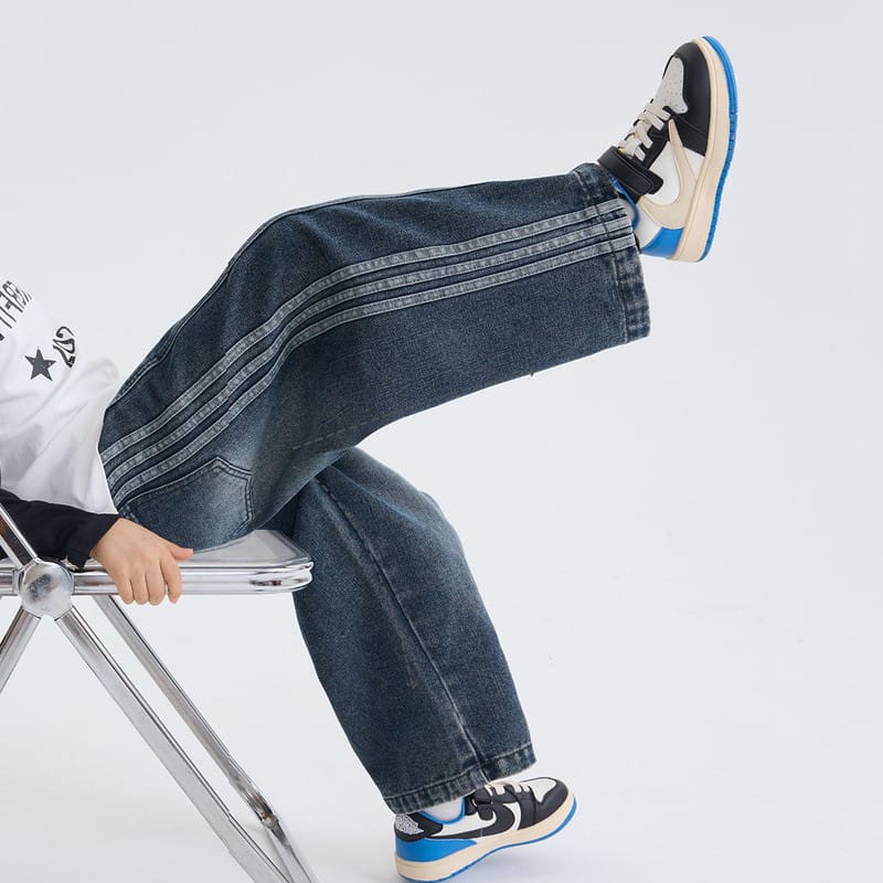 【KID】男の子ゆったりワイドストレートデニムパンツ