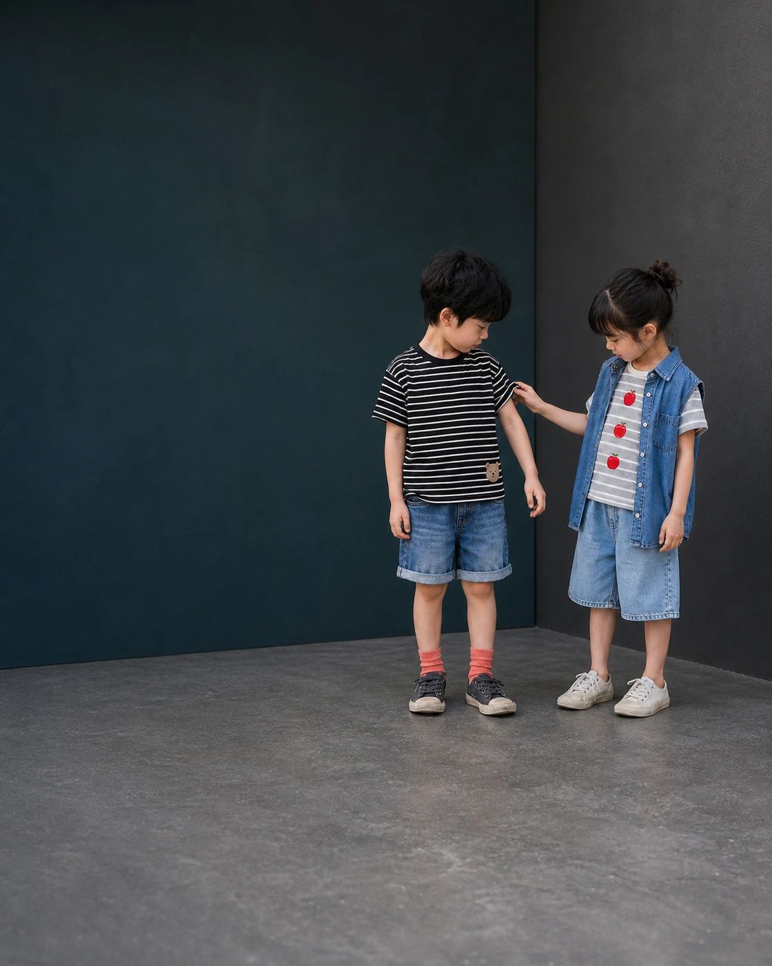 夏のストライプとデニムを楽しむキッズの男の子と女の子