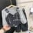 グレー